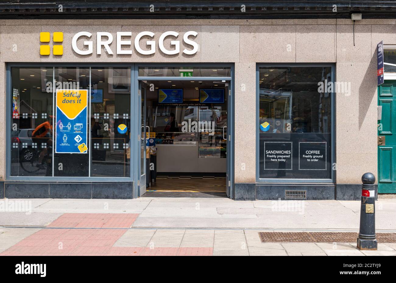 Haddington, East Lothian, Écosse, Royaume-Uni, 18 juin 2020. Réouverture des entreprises : les restrictions de verrouillage étant plus faciles, les entreprises locales peuvent rouvrir. Certains magasins Greggs en Écosse rouvrent aujourd'hui, y compris celui-ci sur Market Street Banque D'Images