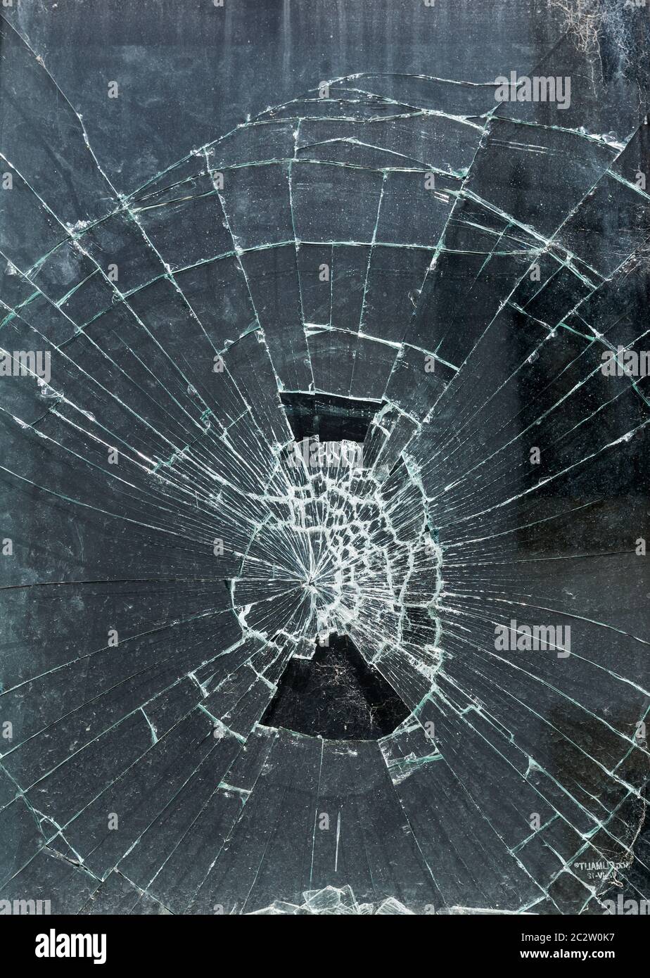 Fenêtre cassée vitre avec beaucoup de fissures background Banque D'Images