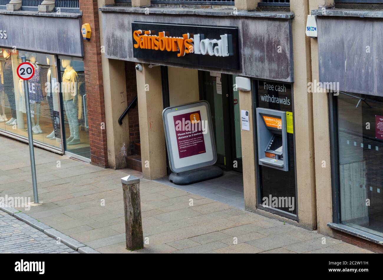 Chester, Royaume-Uni : 14 juin 2020 : une affiche avec des instructions de distance sociale est exposée à l'extérieur d'une succursale du centre-ville de Chester de la section locale de Sainsbury. Banque D'Images