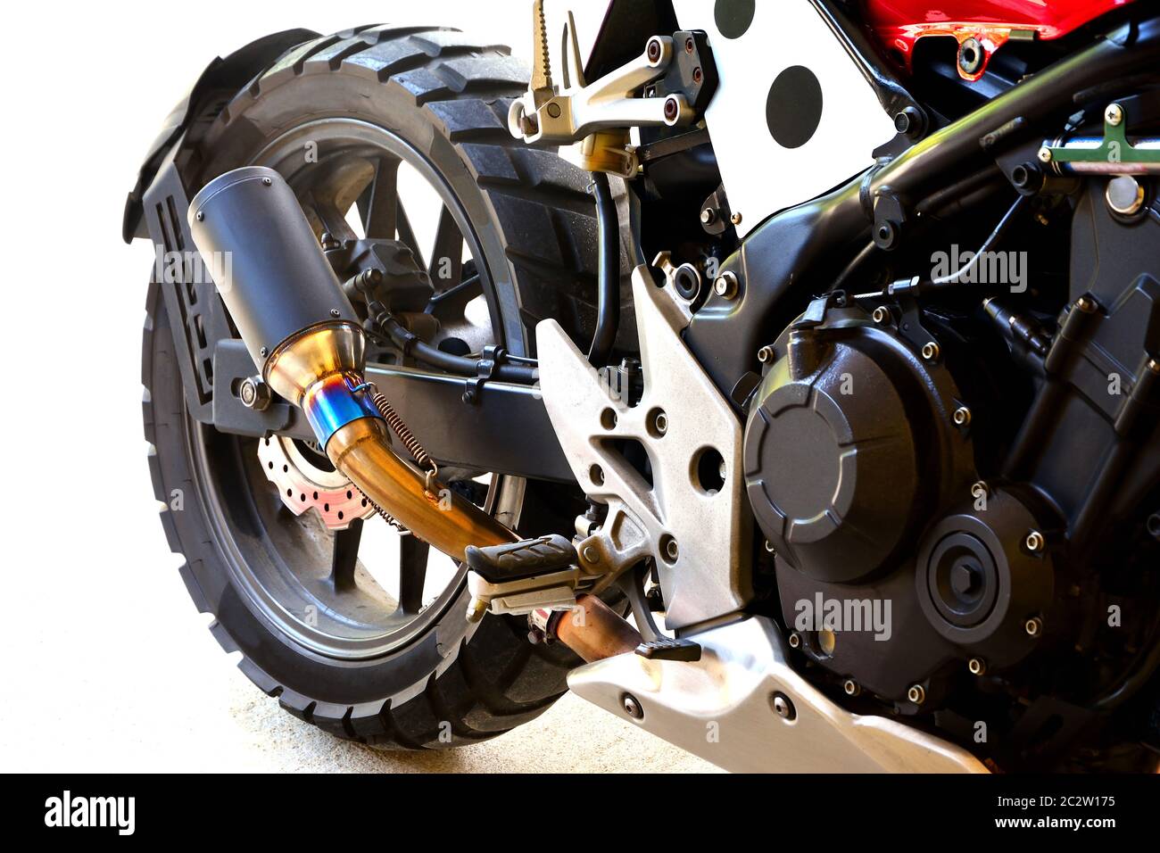 Gros plan de la demi-grosse moto moto modifier sur fond blanc Photo Stock -  Alamy