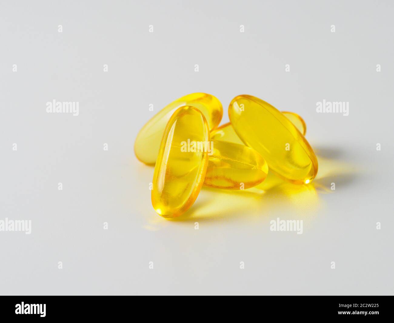 Capsules d'huile de poisson Omega 3 isolées sur blanc Banque D'Images