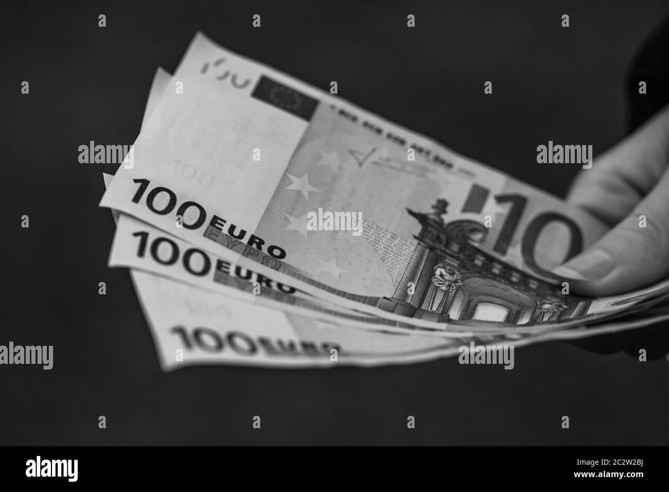 Tenir et montrer de l'argent en euros ou donner de l'argent. Concept monétaire mondial, 100 billets EN EUROS monnaie en euros isolée. Concept de personnes d'affaires riches, s Banque D'Images