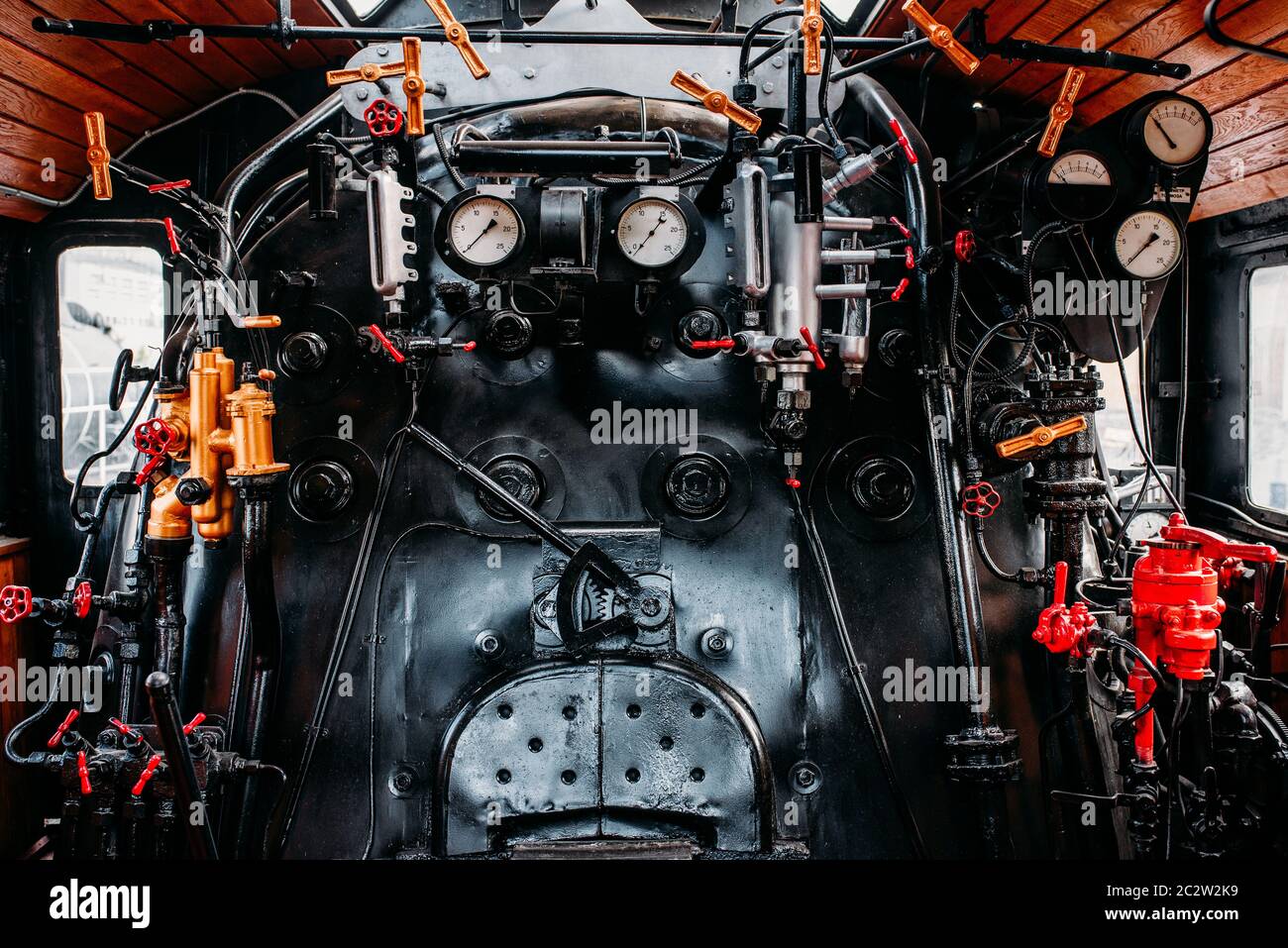 Vieux train à vapeur, la cabine du conducteur, personne. Cabine de locomotive vintage avec des valves, chaudières, tuyaux et les indicateurs de contrôle de pression Banque D'Images