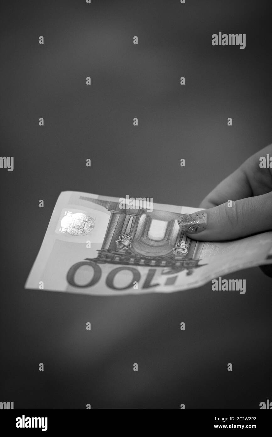 Tenir et montrer de l'argent en euros ou donner de l'argent. Concept monétaire mondial, 100 billets EN EUROS monnaie en euros isolée. Concept de personnes d'affaires riches, s Banque D'Images