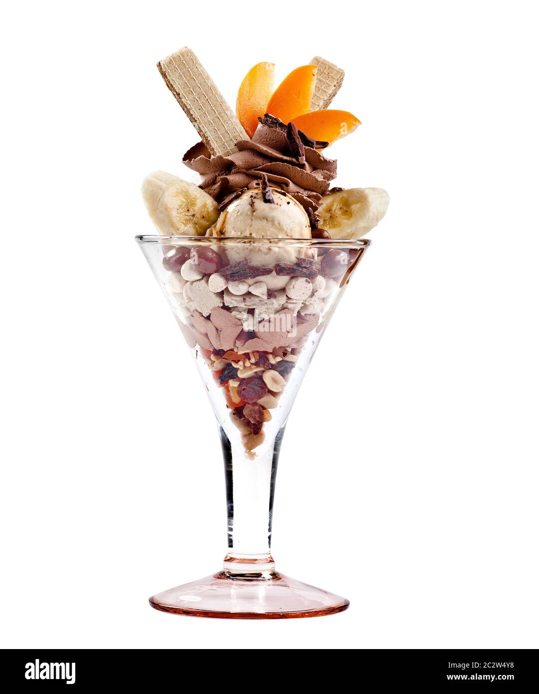 Grand dessert de glace avec fruits et crème fouettée sur fond blanc. Image du catalogue Banque D'Images