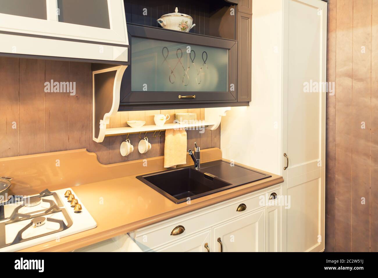 L'intérieur d'une cuisine moderne, d'un évier en céramique noire Banque D'Images