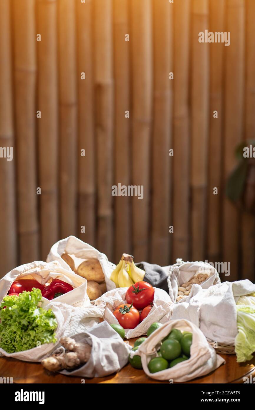 ensemble de sacs à provisions en coton réutilisables et sans déchets pour les aliments Banque D'Images