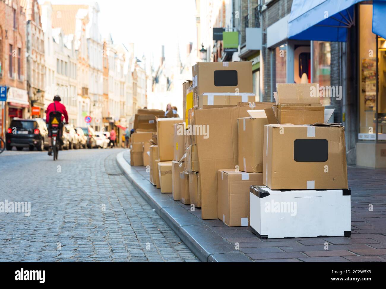 Boîtes à ordures en carton sur le trottoir, ville européenne. Plein de  trashbox dans la rue en Europe, personne, trashcan Photo Stock - Alamy