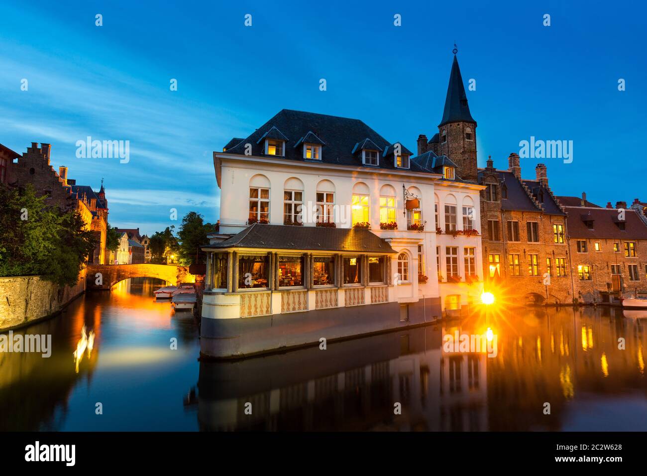 Belgique, Bruges, vieille ville européenne avec des bâtiments sur la rivière, vue de nuit. Tourisme et voyages, célèbre site d'europe Banque D'Images