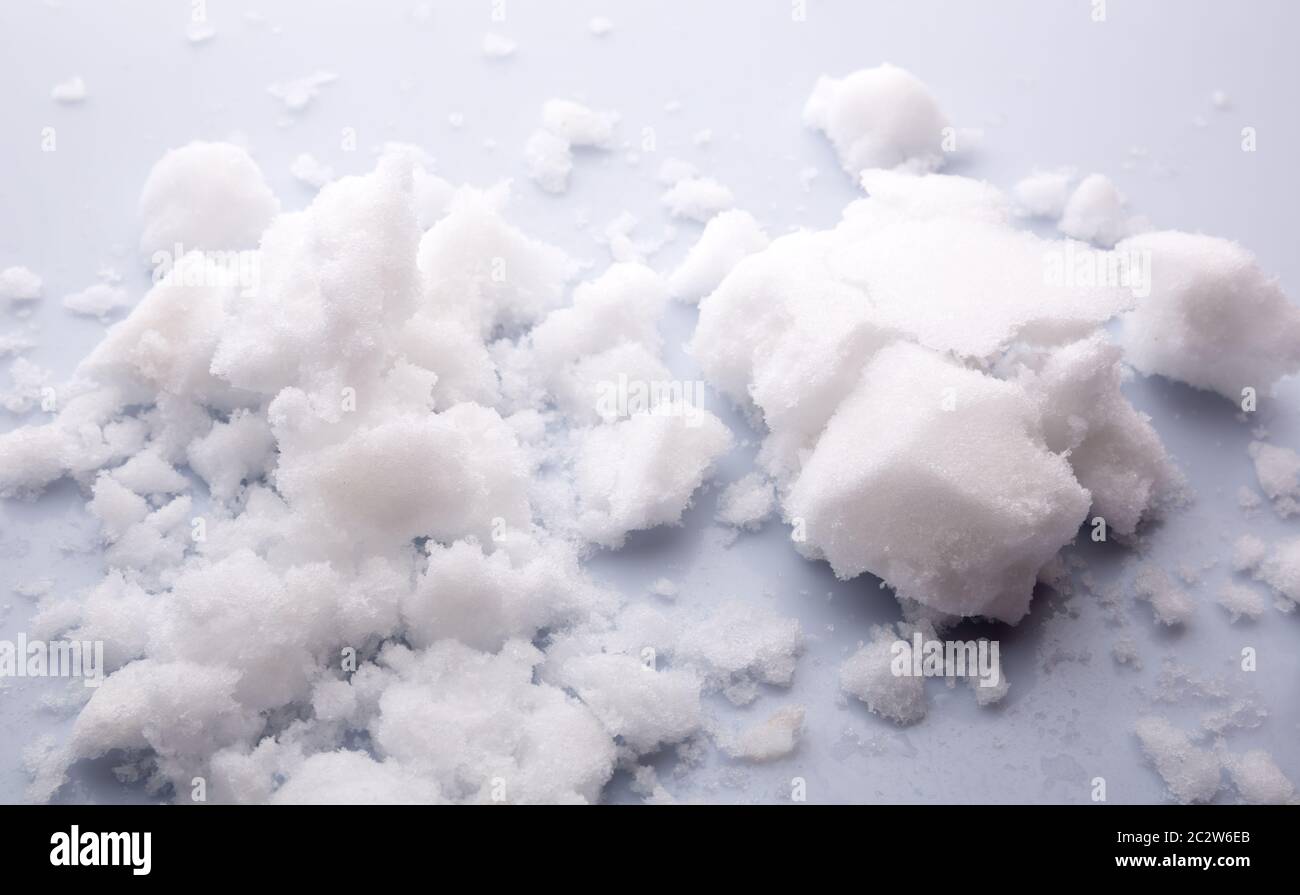 Morceaux de nettoyer la neige fondante, macro. Arrière-plan de neige ou libre Banque D'Images