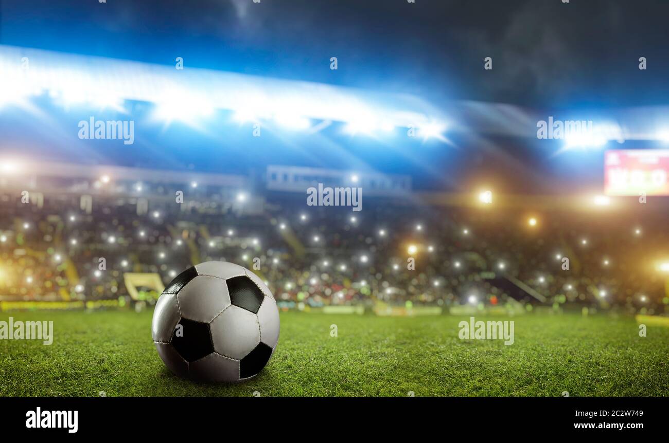 Ballon de football sur l'herbe verte du terrain du stade Banque D'Images