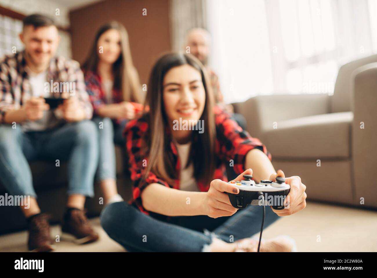 Smiling friends avec manettes console tv joue à la maison. Groupe de joueurs avec des jeux vidéo jeux joypads,ou joysticks, hommes et femmes des joueurs avec les manettes de jeu Banque D'Images