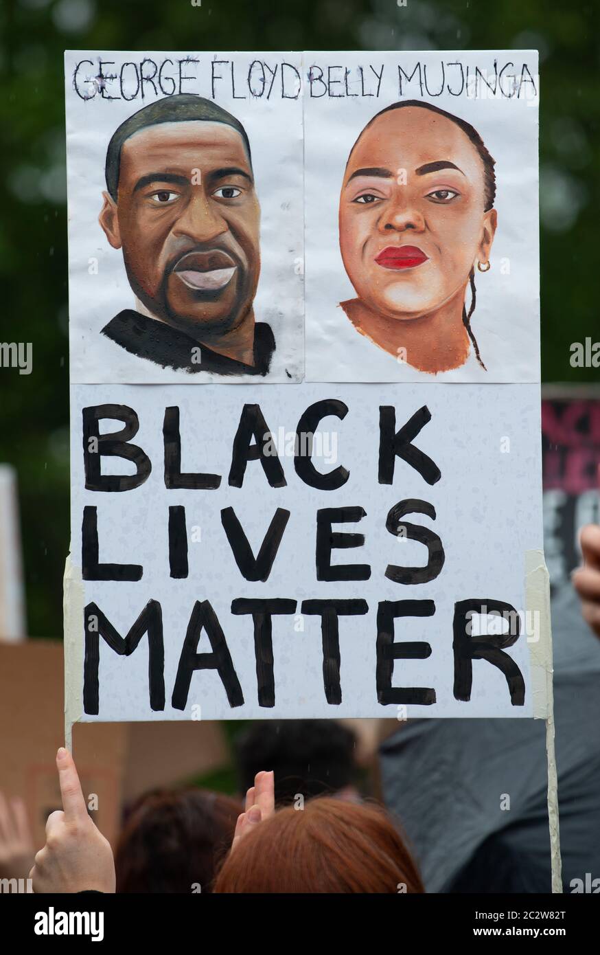 Un militant anti-racisme avec signe, lors de la manifestation Black Lives Matter, en signe de protestation contre la mort de Black American George Floyd par la police américaine. Banque D'Images