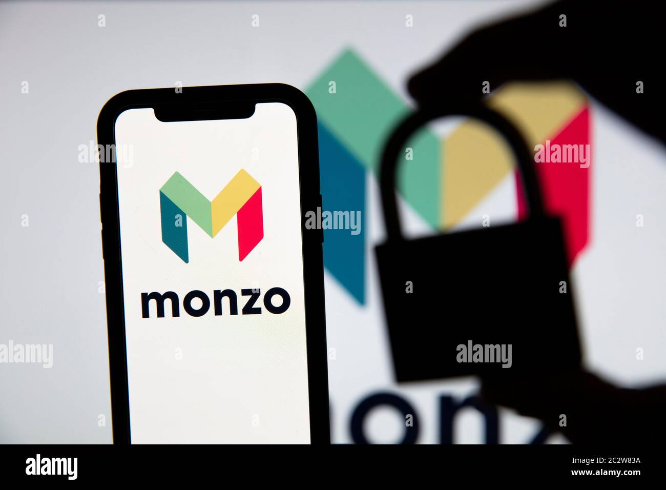 LONDRES, Royaume-Uni - juin 2020 : logo de la banque Monzo en ligne avec silhouette de cadenas de sécurité Banque D'Images