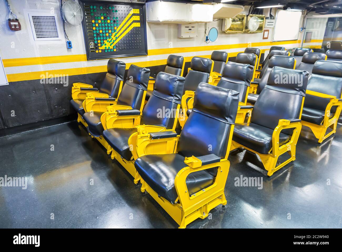 Porte-avions avec fauteuils en métal jaune. Musée militaire de la Marine Banque D'Images