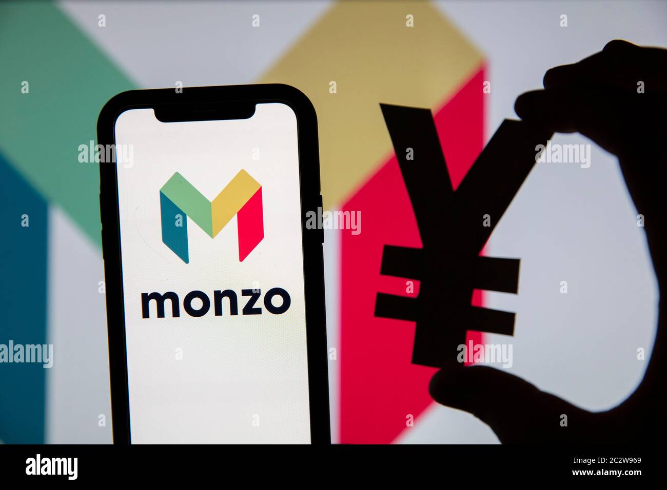 LONDRES, Royaume-Uni - juin 2020 : logo Monzo Online Banking avec symbole de devise yen Banque D'Images