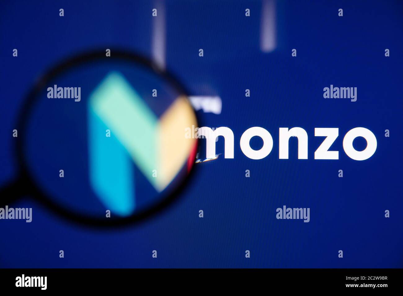 LONDRES, Royaume-Uni - juin 2020 : logo de la banque en ligne Monzo sous une loupe Banque D'Images