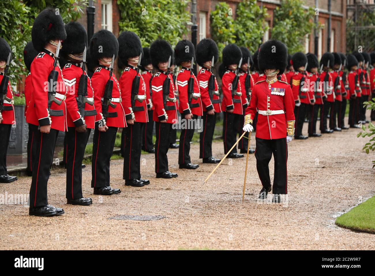 Une garde d'honneur des Coldstream Guards pour le président français Emmanuel Macron à son arrivée à Clarence House à Londres où il sera reçu par le prince de Galles et la duchesse de Cornwall lors de sa visite au Royaume-Uni. Banque D'Images