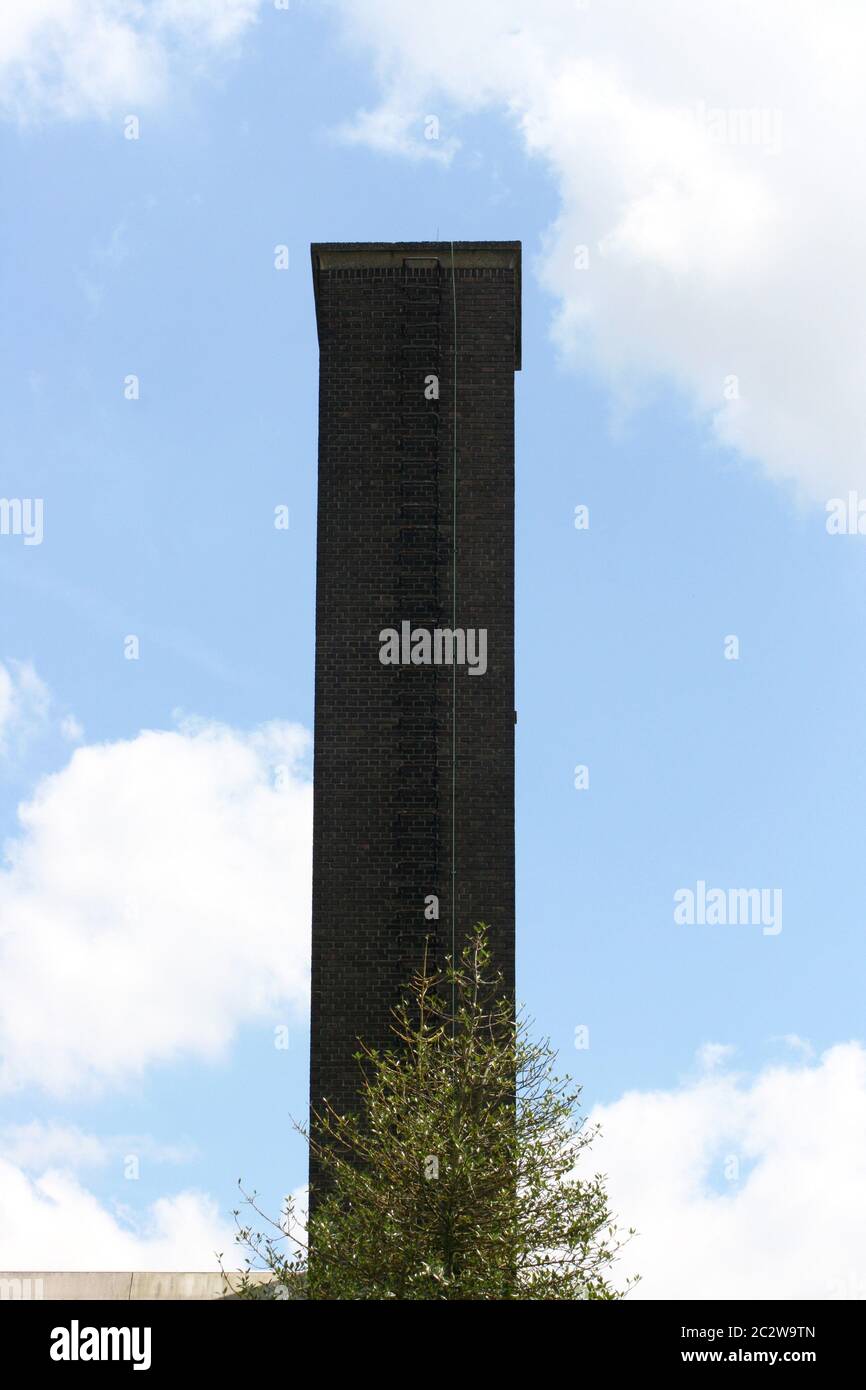 Une grande cheminée de maçonnerie avec des briques noires Banque D'Images