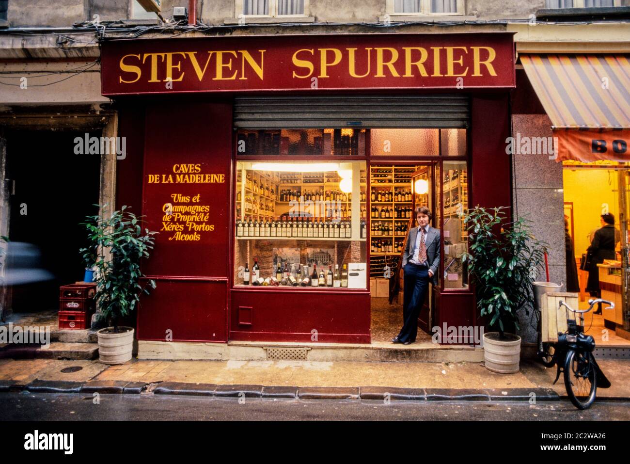 Steven Spurrier expert britannique en vins dans son magasin de vins de Paris 1978 Banque D'Images