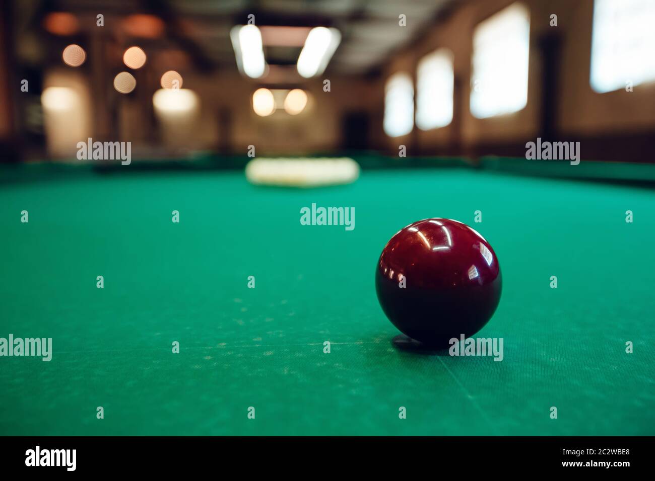 Table de billard avec boules préparées pour le jeu Banque D'Images