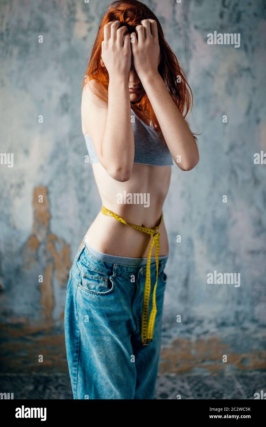 Femme mince jeans à sa taille, les mesures de perte de poids, anorexie.  Gras ou en calories burning concept, maladie médicale Photo Stock - Alamy