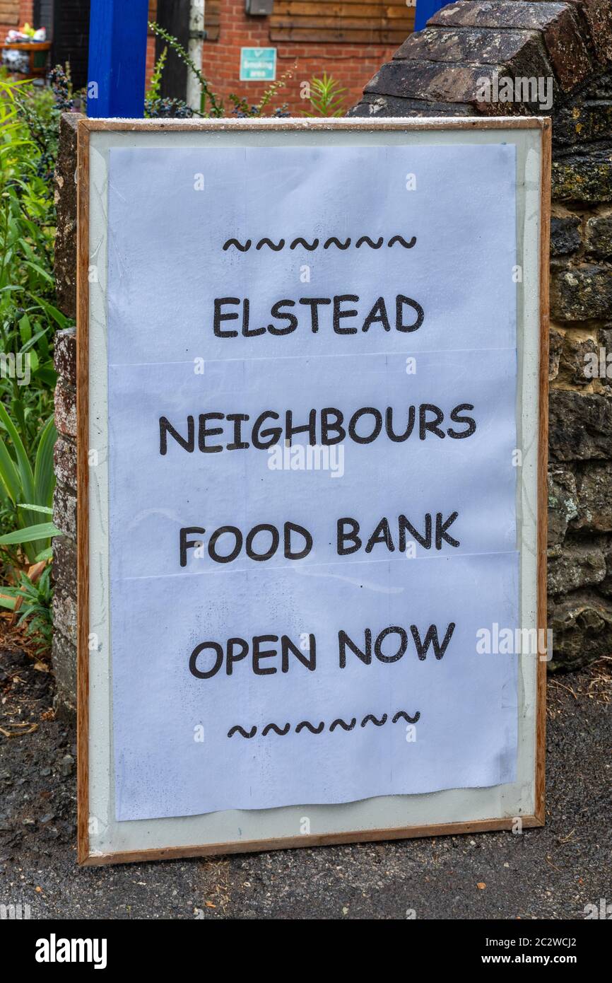 Signer à l'extérieur de la banque alimentaire des voisins du village d'Elstead à Surrey, au Royaume-Uni, pour aider les personnes en difficulté pendant la pandémie du coronavirus covid-19, juin 2020 Banque D'Images