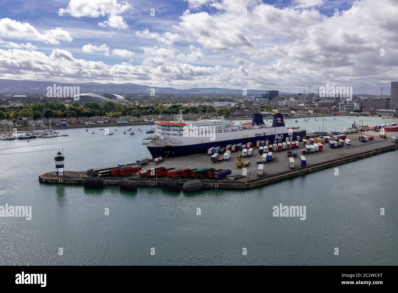P&O Ferries European Endeavour Roll-On Roll-Off Passenger Ferry à Dublin Port Ireland l'Aviva Stadium en arrière-plan Banque D'Images