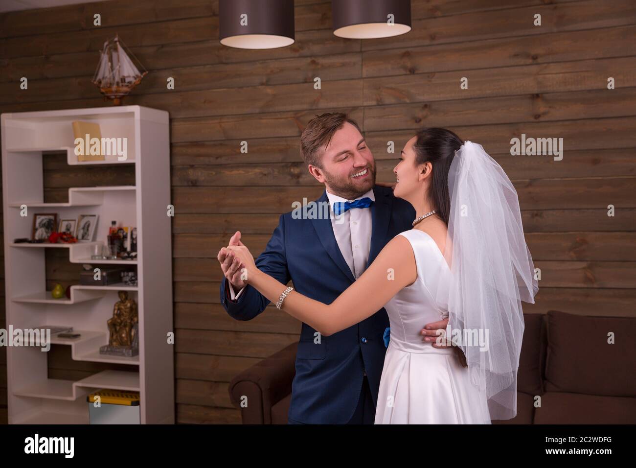 Couple de jeunes mariés romantiques danse de mariage. Fond de bois. L'époux et épouse Banque D'Images