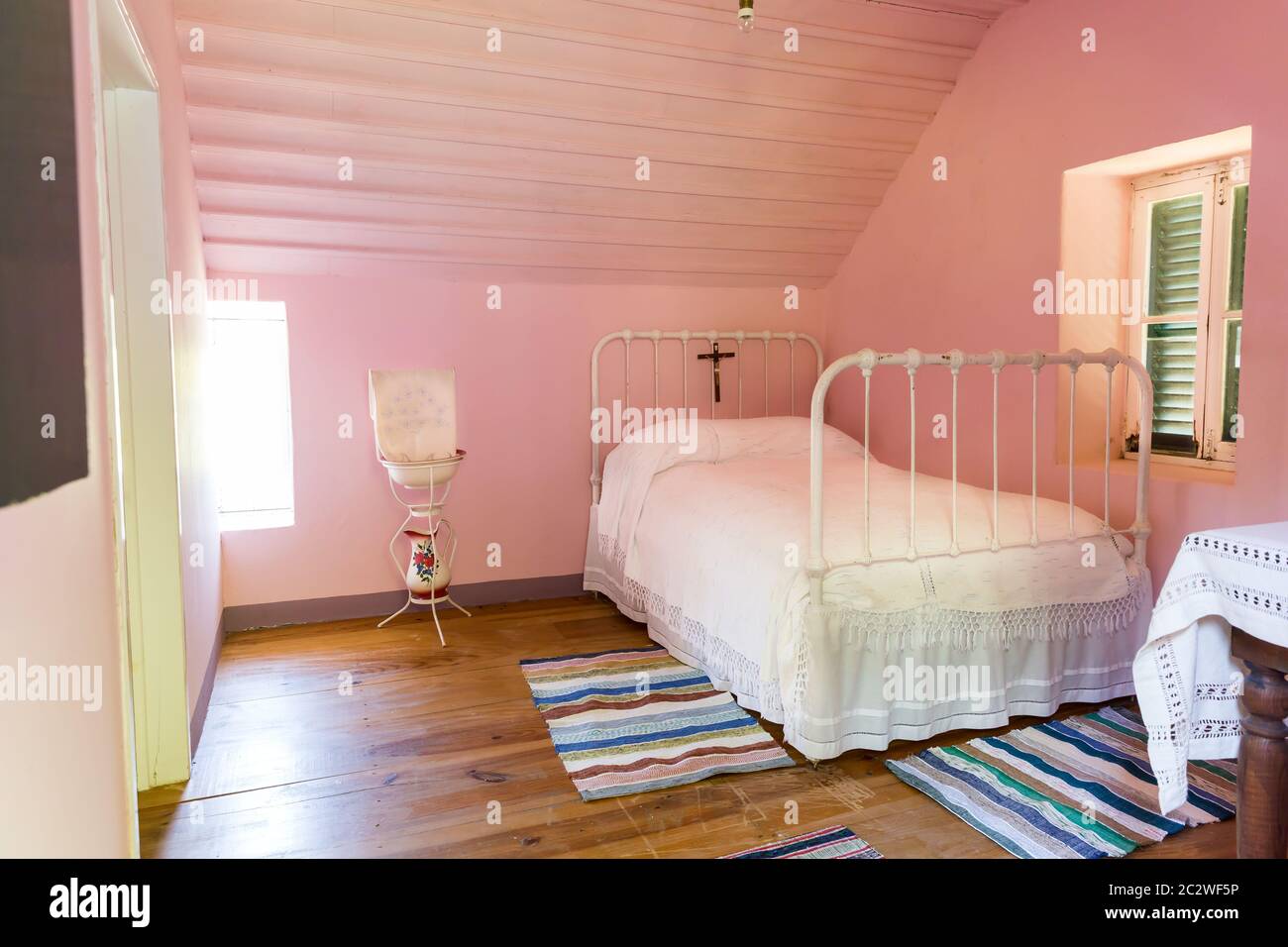 Chambre propre à l'hôtel en rose avec un lit Banque D'Images
