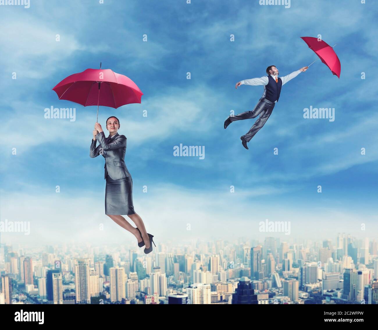 Les gens rêve de voler dans le ciel avec un parapluie rouge dans leurs  mains Photo Stock - Alamy