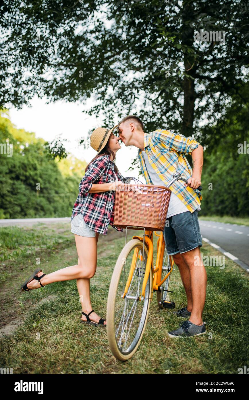 Jeune homme et femme embrassant à la date romantique. Couple heureux amour  avec vélo vintage. Petit ami et petite amie ensemble, vélo rétro Photo  Stock - Alamy