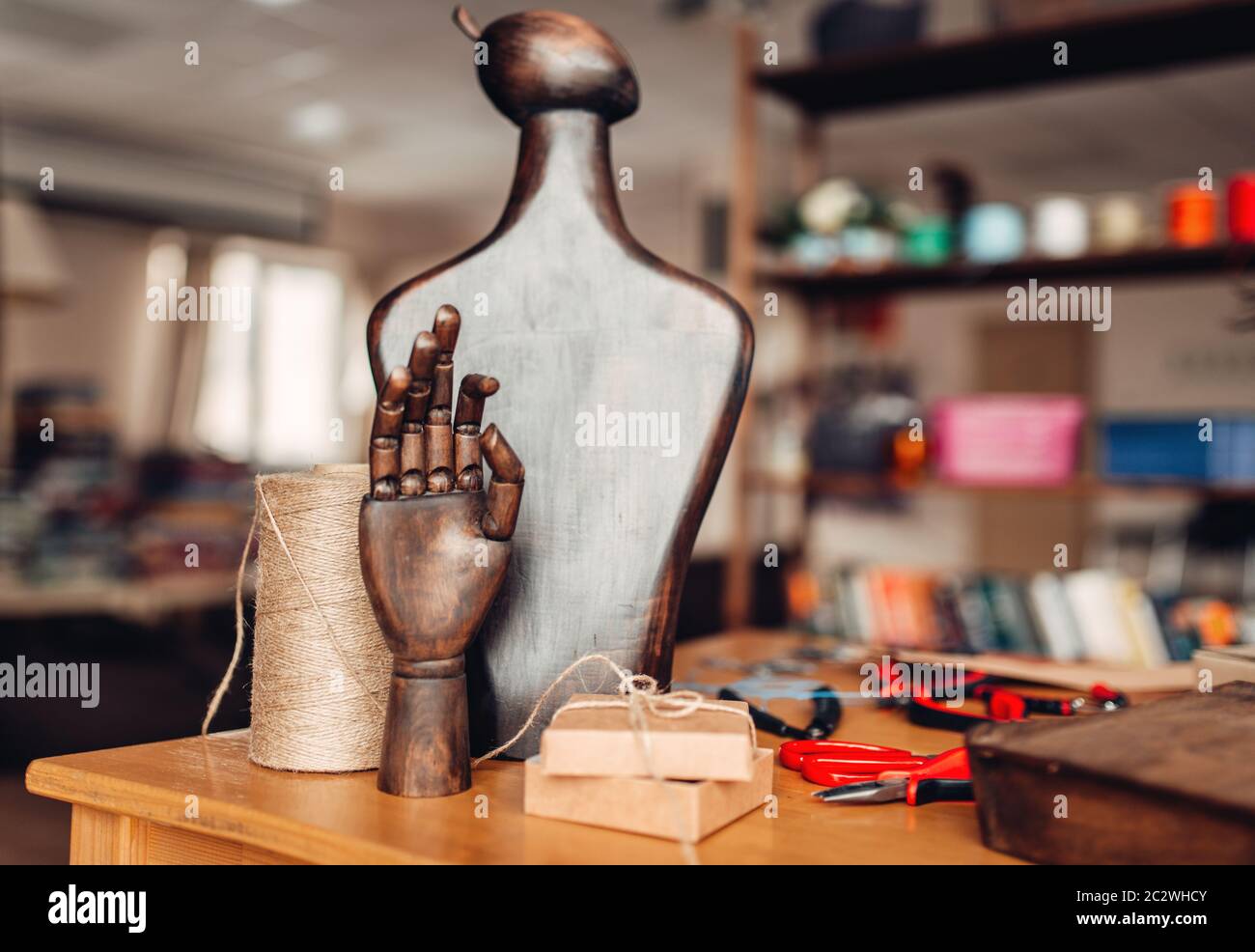 Accessoires de couture, mannequin et main en bois sur la table, gros plan. Des bijoux, de l'intérieur de l'atelier Banque D'Images