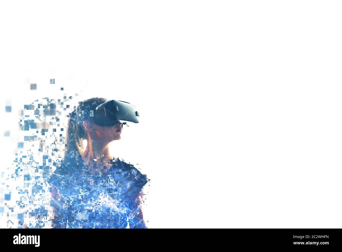 Une fille dans les lunettes de réalité virtuelle est pixélisée ou dispersée en pixels. Concept VR. Technologies modernes. Banque D'Images