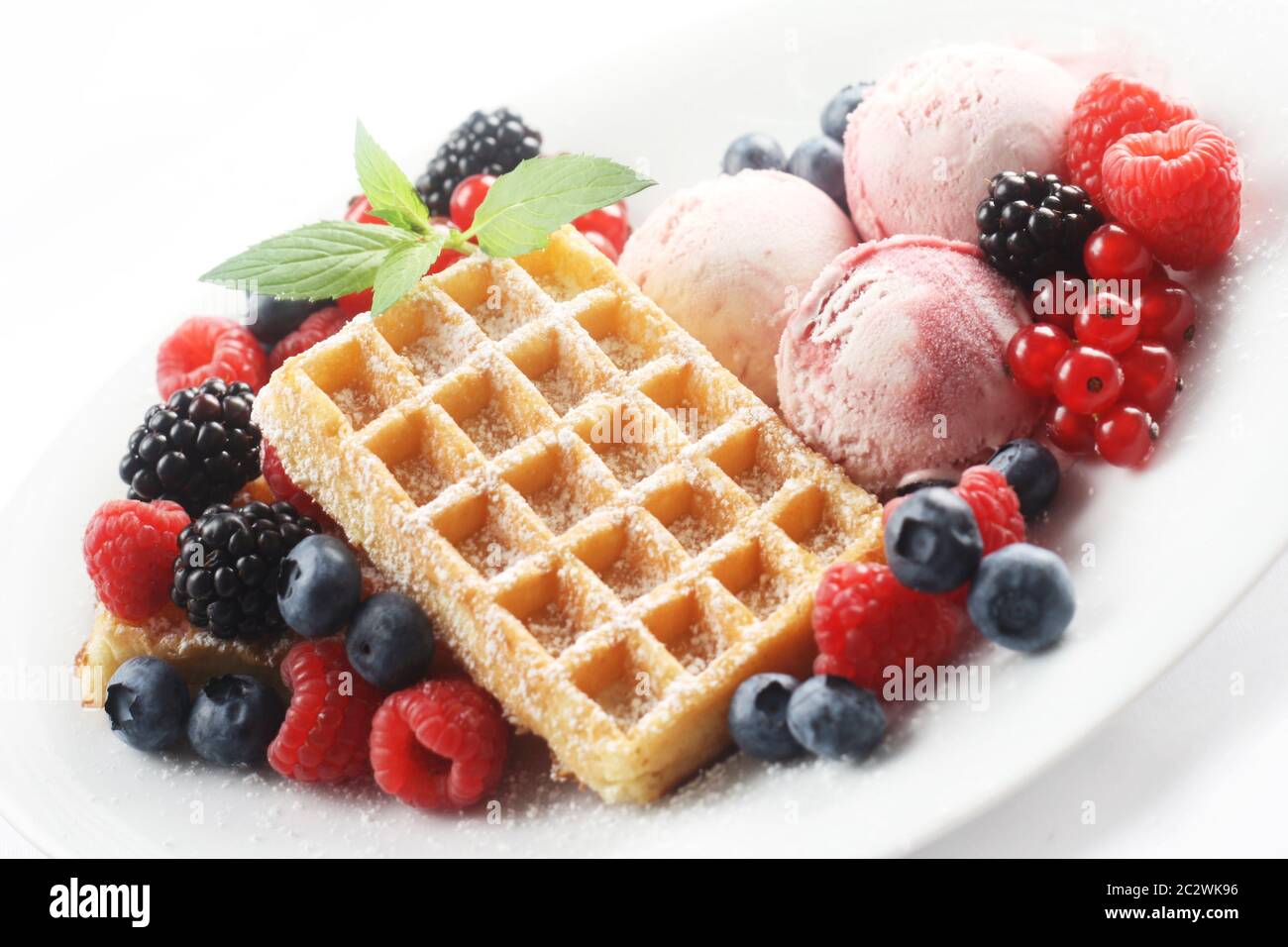Gaufres avec crème glacée et baies mixtes Banque D'Images