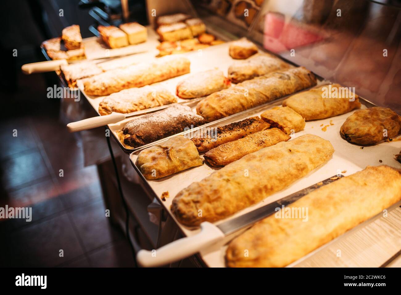 Apple strudel classique sur des plaques de métal, de boulangerie fraîchement cuites, personne. Dessert de fruits sucrés faits maison Banque D'Images