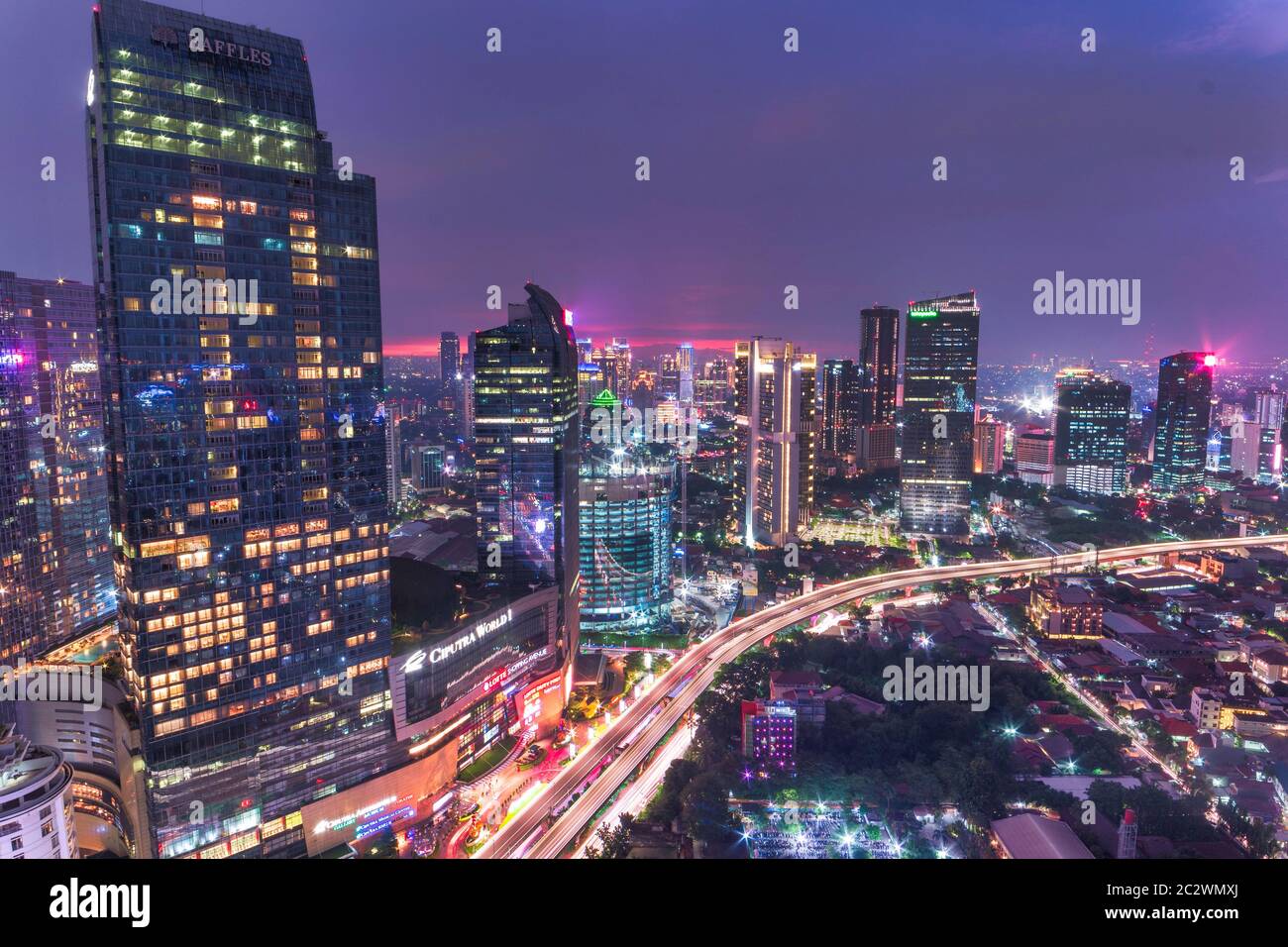 Vue accueillante devant mon hôtel à Mega Kuningan, vue absolument fantastique la nuit Banque D'Images