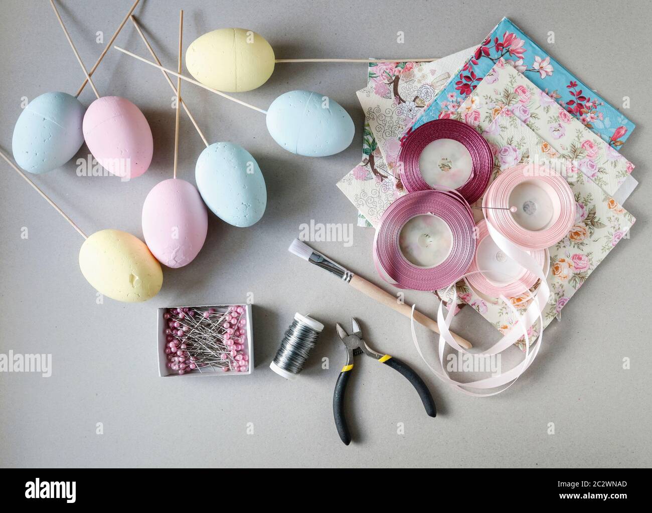Comment décorer un œuf de Pâques avec la technique de découppage. Étape