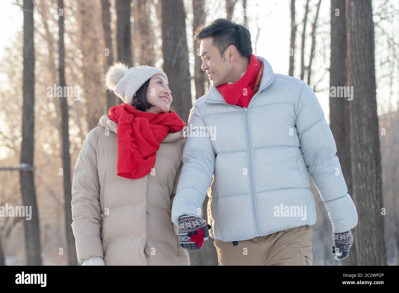 Jeune couple dehors pour une promenade Banque D'Images