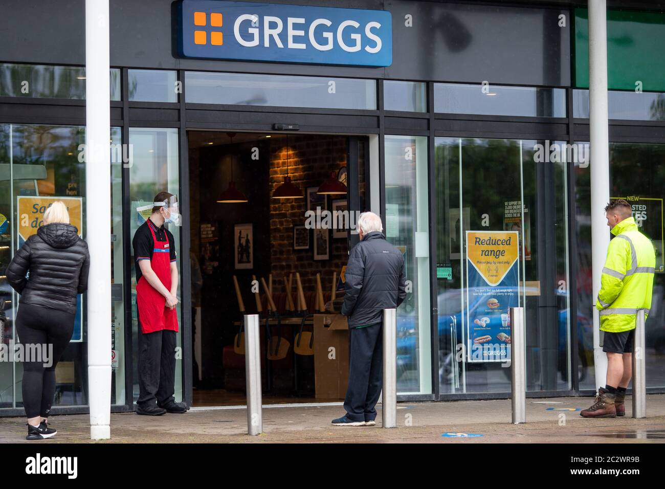 Cardiff, pays de Galles, Royaume-Uni. 18 juin 2020. Les gens attendent à l'extérieur d'un magasin Greggs dans le parc de détail de Leckwith alors que la chaîne rouvre des magasins au pays de Galles après le blocage du coronavirus. Crédit : Mark Hawkins/Alay Live News Banque D'Images