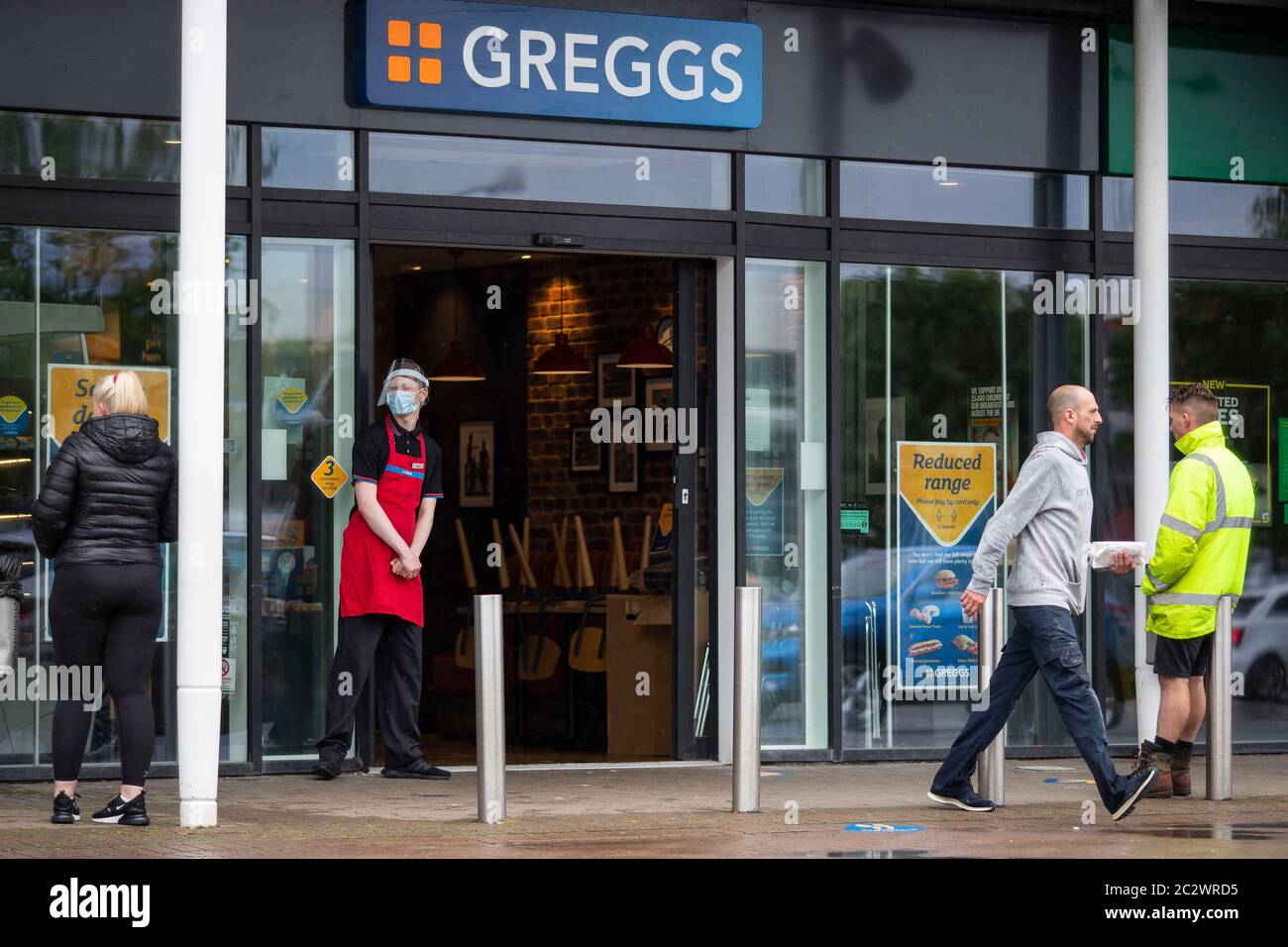 Cardiff, pays de Galles, Royaume-Uni. 18 juin 2020. Un homme quitte un magasin Greggs à Leckwith, alors que la chaîne rouvre des magasins au pays de Galles après le blocage du coronavirus. Crédit : Mark Hawkins/Alay Live News Banque D'Images