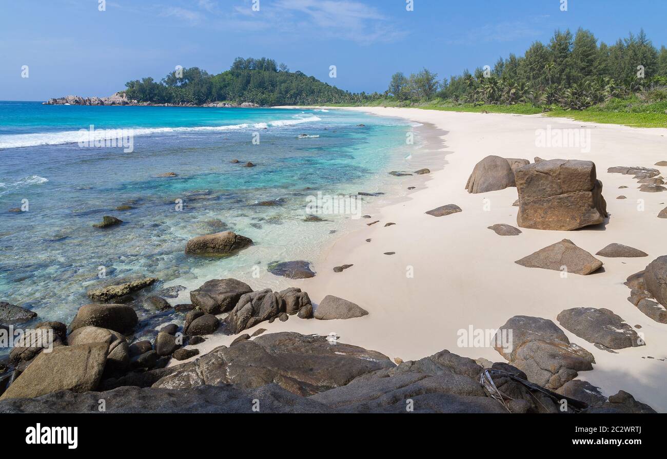 Plage de sable de la baie de Police sur Mahé aux Seychelles. Banque D'Images