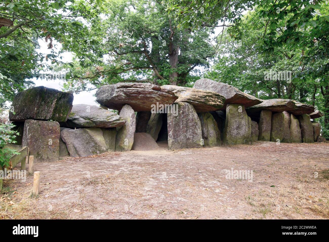 Dolmen la Roche-aux-Fees - Fairies Rock - un des dolmens néolithique les plus célèbres et les plus grands de Bretagne Banque D'Images