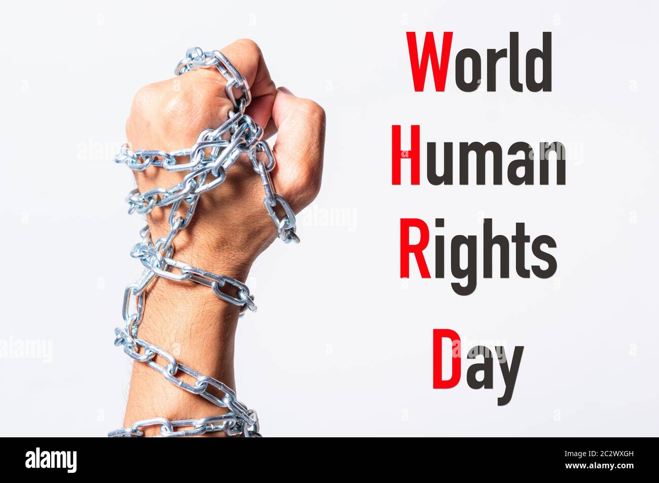 Poing enchaîné les mains à l'ORGANISATION MONDIALE DE LA JOURNÉE DES DROITS DE L'homme texte sur fond blanc, la Journée des droits de l'concept Banque D'Images