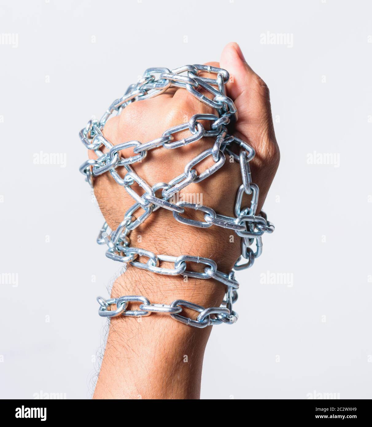 Chainé mains de poing sur fond blanc, concept de la Journée des droits de l'homme Banque D'Images