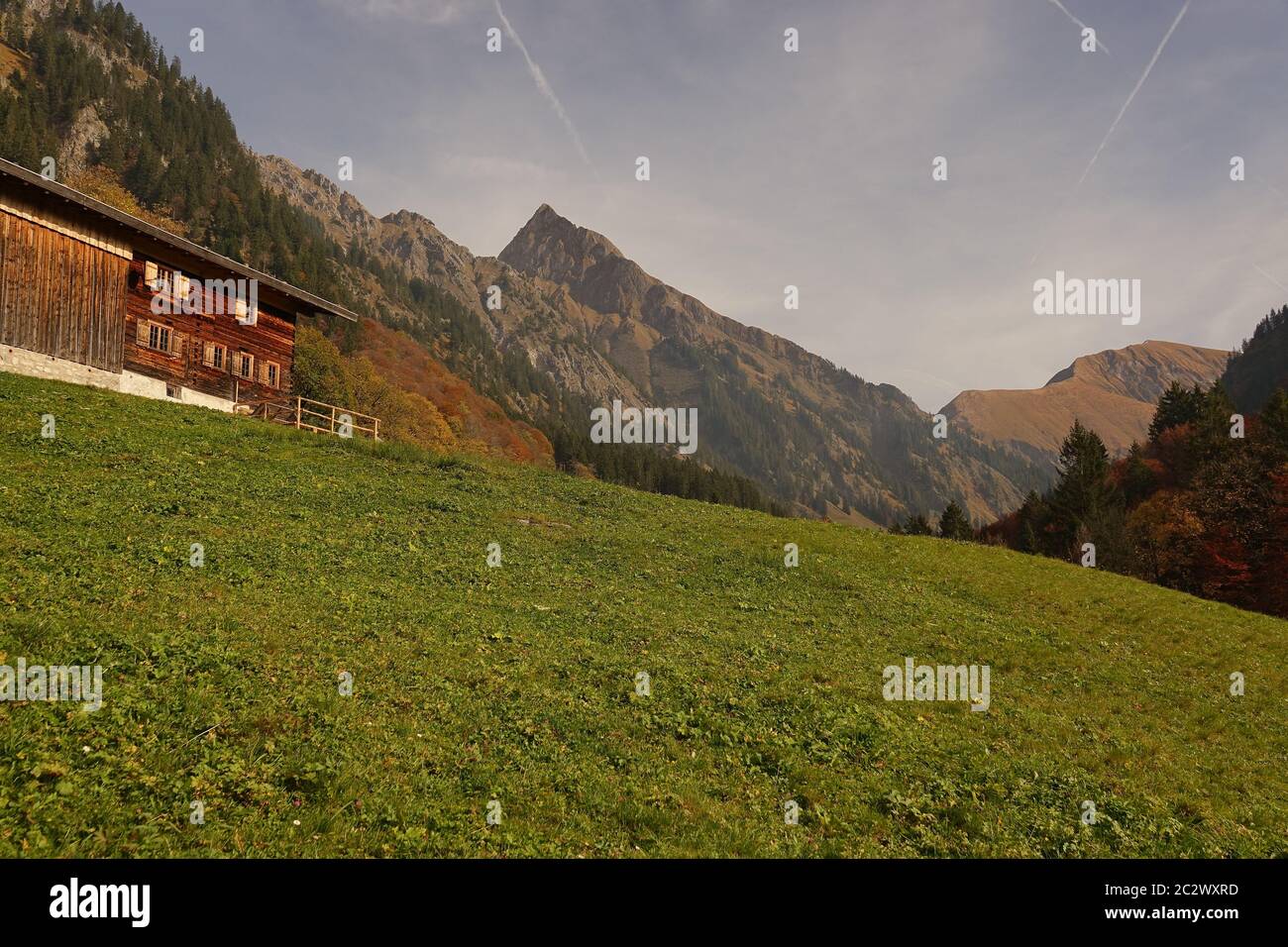 Hutte en bois historique classée dans les montagnes de l'Allgà¤u près d'Oberstdorf Banque D'Images