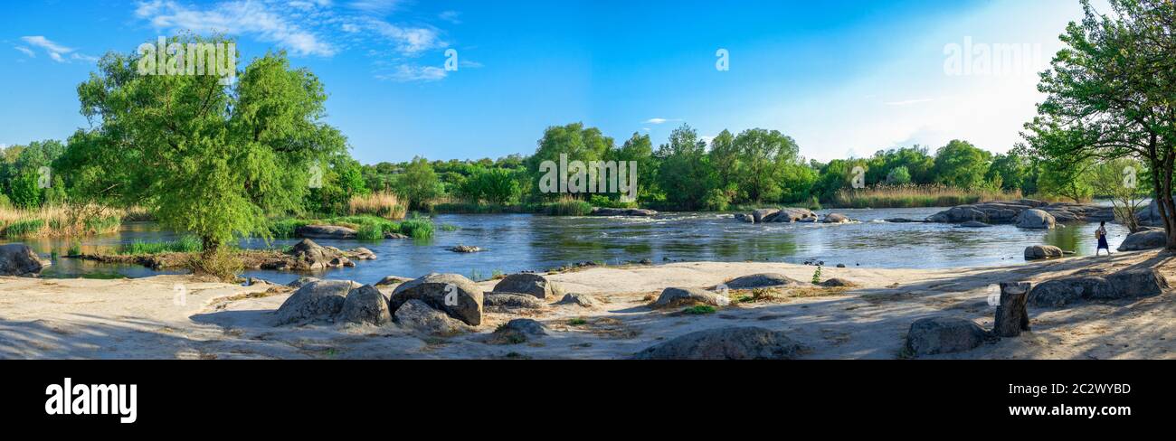 Belle vue sur la rivière Bug du Sud près du village de Migiya sur une journée de printemps ensoleillée Banque D'Images