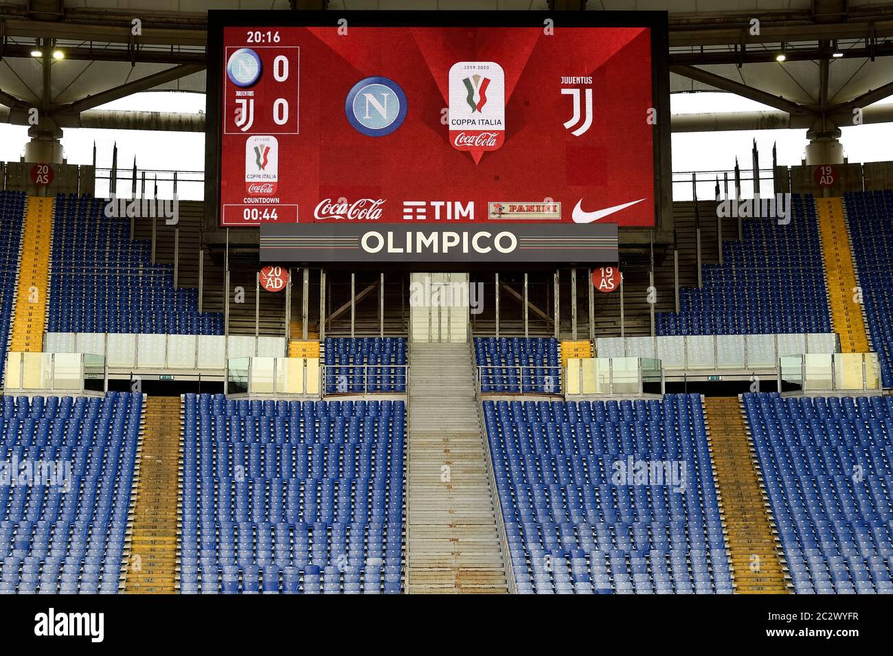 Rome, Italie - 17 juin, 2020: Vue générale montre stadio Olimpico presque vide avant le match de football final de Coppa Italia entre SSC Napoli et Juventus FC. SSC Napoli a remporté 4-2 victoires sur Juventus FC après des penalty Kicks, temps régulier terminé 0-0. Le football italien reprend derrière des portes fermées après l'apparition du coronavirus COVID-19. Crédit: Nicolò Campo/Alay Live News Banque D'Images