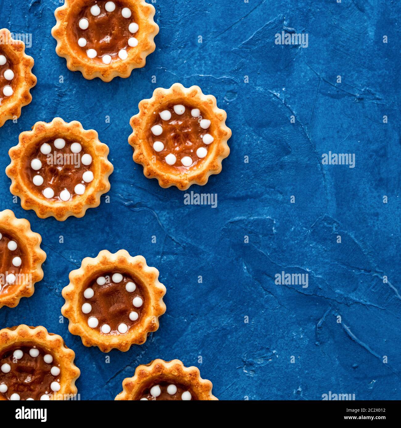 Cookies sur fond bleu 2020 Banque D'Images