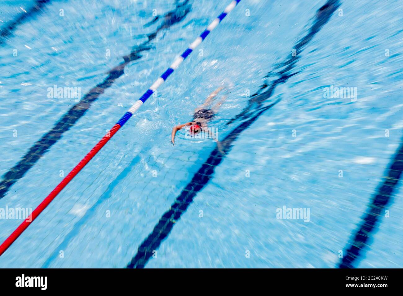 Berlin, Allemagne. 18 juin 2020. Une femme nage dans la piscine d'été Humboldthain. (Effet de balayage par zoom) crédit: Christoph Soeder/dpa/Alay Live News Banque D'Images